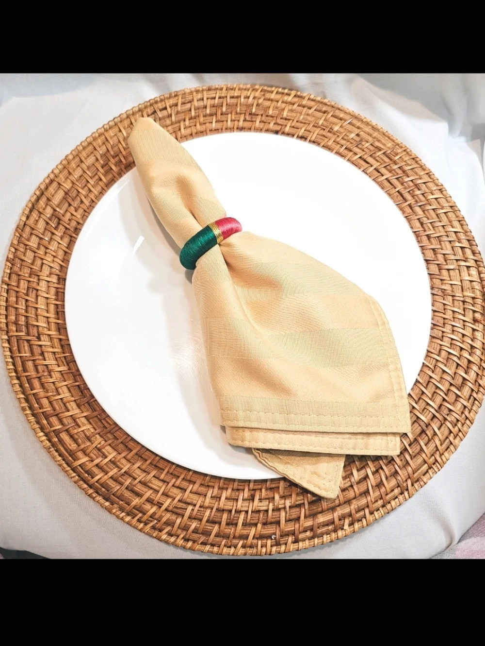 8 Kemp & Beatley Holiday Napkin Rings Green Red Gold thread . Christmas Vibe.